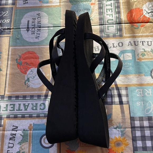 Teva Black Wedge Size 9 - Picture 5 of 7